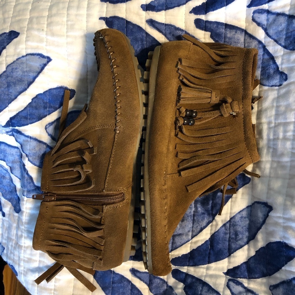 Brown Suede Moccasins with Fringe Detail Minitonka 8.5 like new o